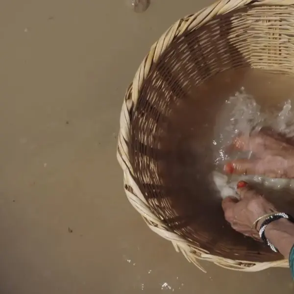 Hand spinning